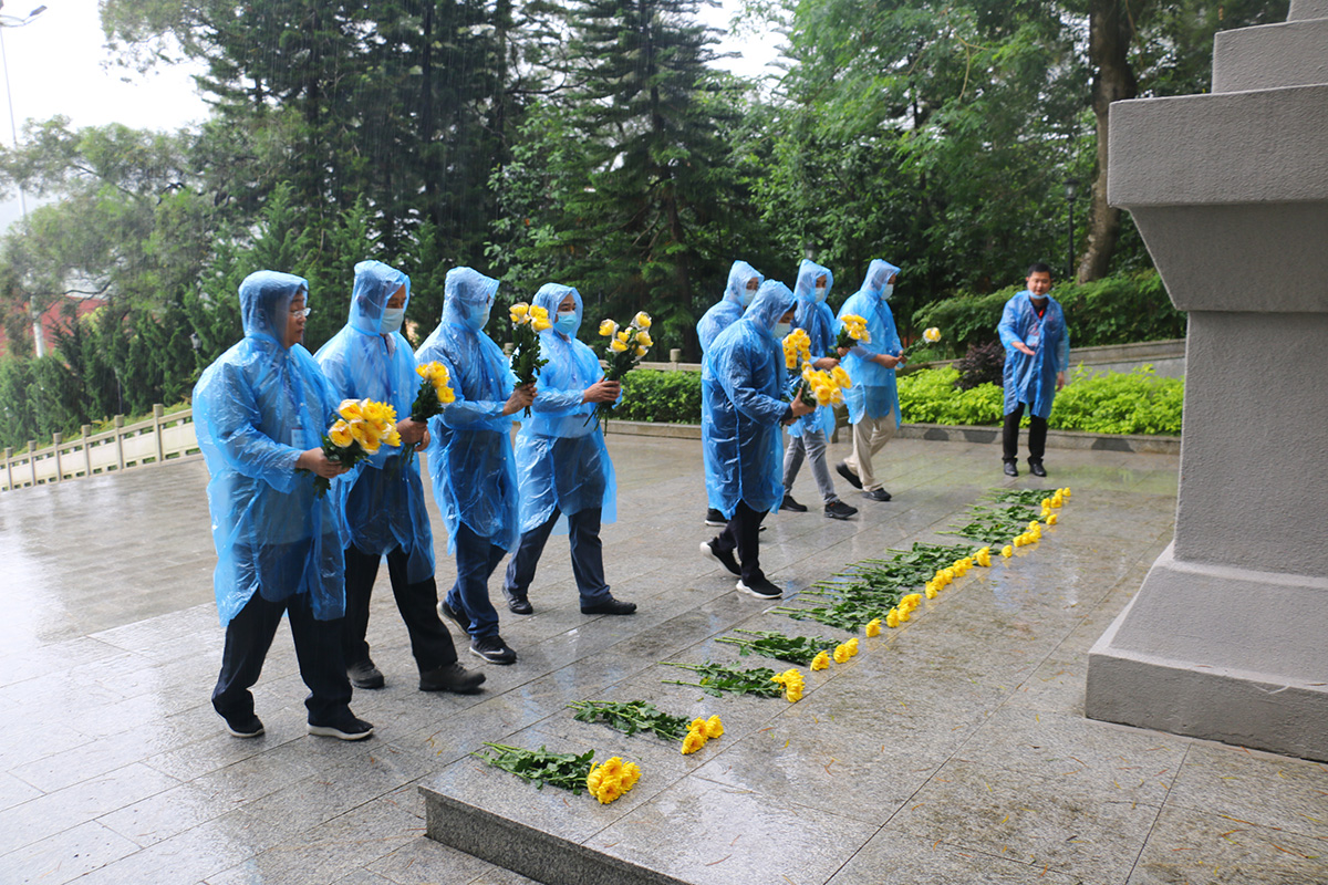 学员代表冒雨向革命烈士敬献鲜花.jpg