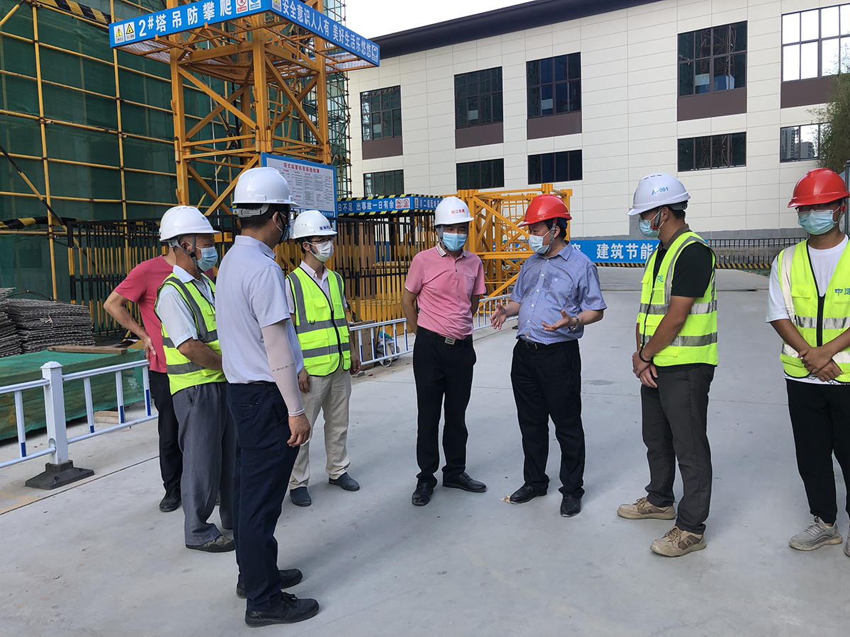 调研组在阳江市七馆合一项目调研安全生产、疫情防控工作.jpg