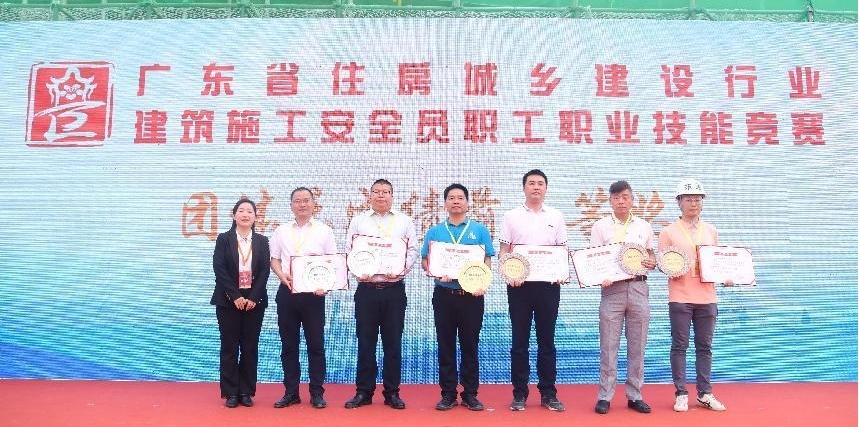 获得团体总成绩前三等奖的单位代表.jpg