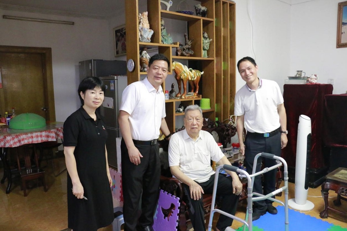 广东省住房和城乡建设厅开展“七一”走访慰问党员活动图二.jpg