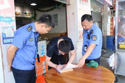 餐饮店店主签订“门前三包”责任书.jpg