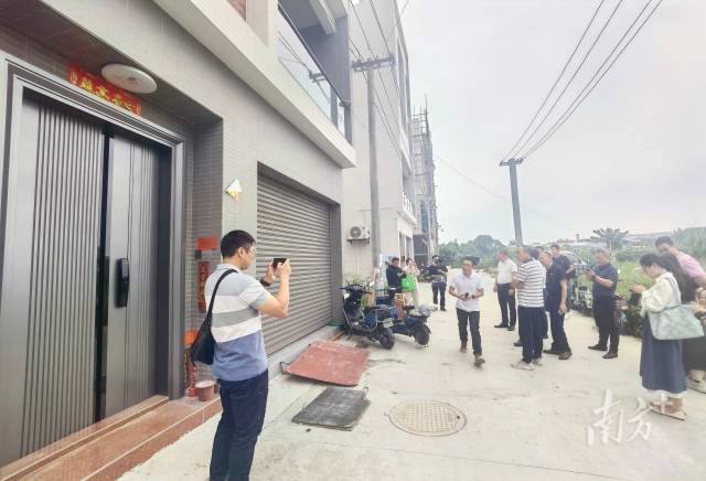 与会者参观“光伏+建筑”试点项目.jpg