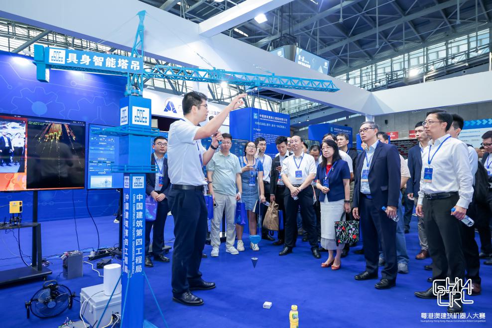 嘉宾们参观智能建造成果展.jpg
